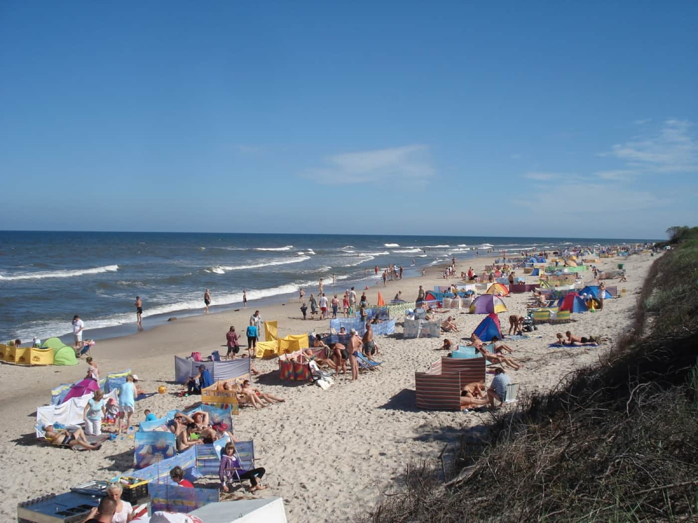 Plaża i nadmorski krajobraz przy wiosce Rowy na Pomorzu