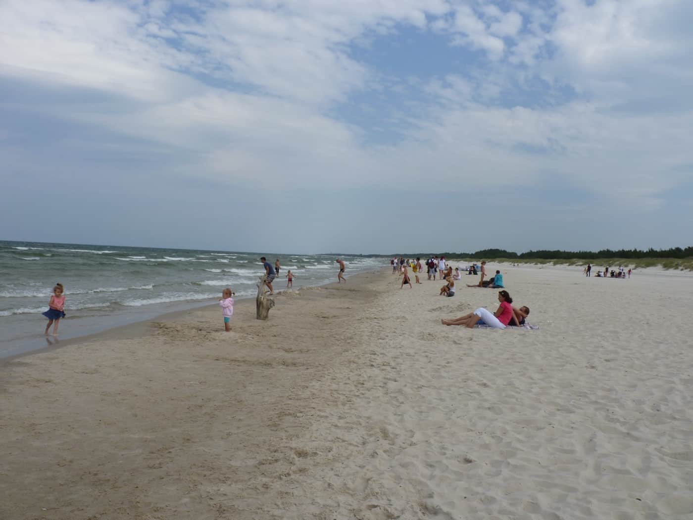 Ein breiter, sandiger Strand an der Ostsee im Slowinzischen Nationalpark