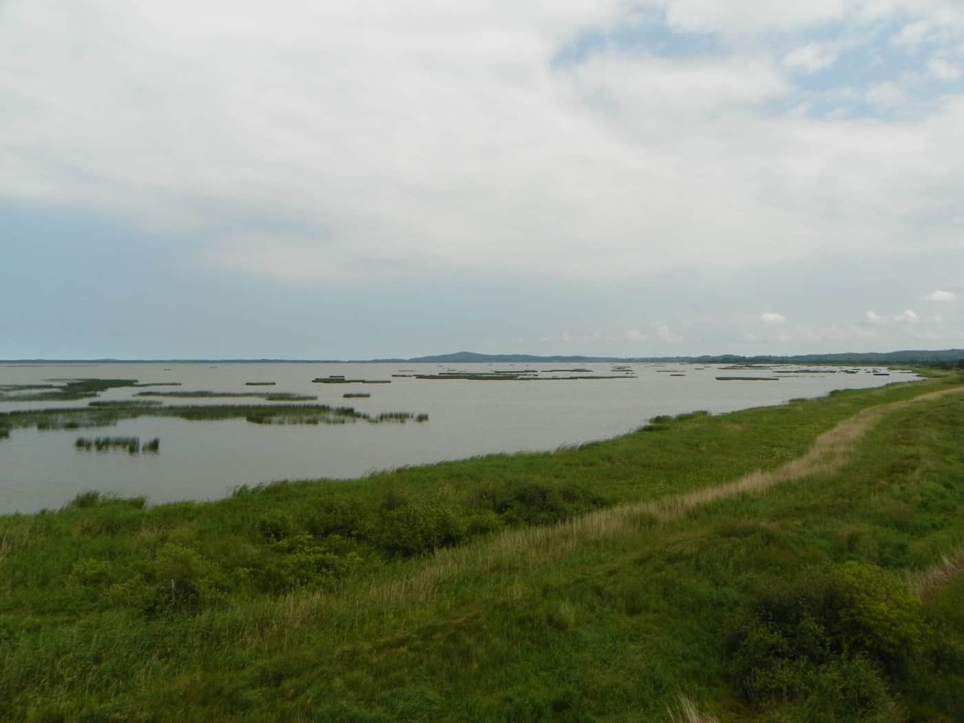 Blick vom Turm auf dem Rowokół auf den Gardno-See