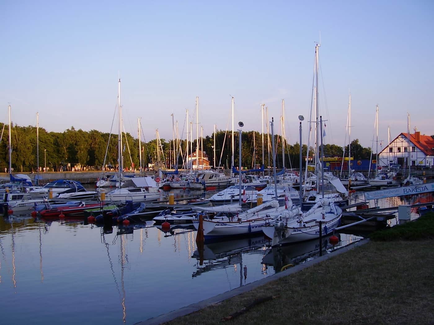 Port jachtowy w Łebie — punkt startowy rejsów po jeziorze Łebsko; ilustracja ogólna portu